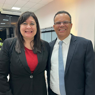 A Coord. de Comunicação da SEDEPE e ex-Secretária de Comunicação
do Governo, Flávia Regina Melo e o Assessor de Projetos e Relações
Internacionais, o advogado Antonio Nunes.