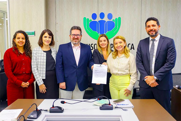 Iracema Vale Formaliza Emenda para Combater a Violência de Gênero