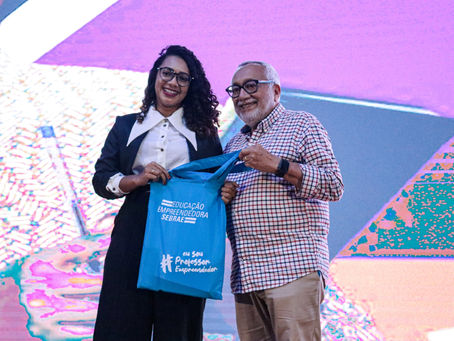 DOCENTE DO CURSO DE DIREITO DO CEST É AGRACIADA NA 2ª EDIÇÃO DO PRÊMIO EDUCADOR TRANSFORMADOR