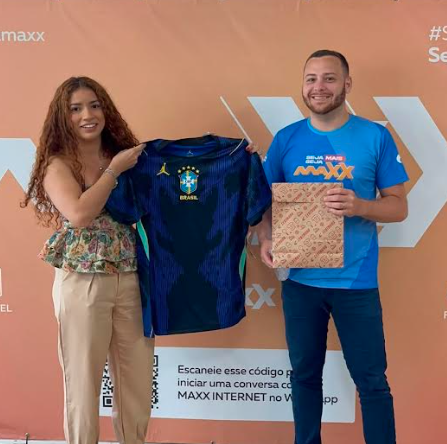 Operadora Maxx divulga sorteada da campanha "Maxx na Torcida do Brasil"