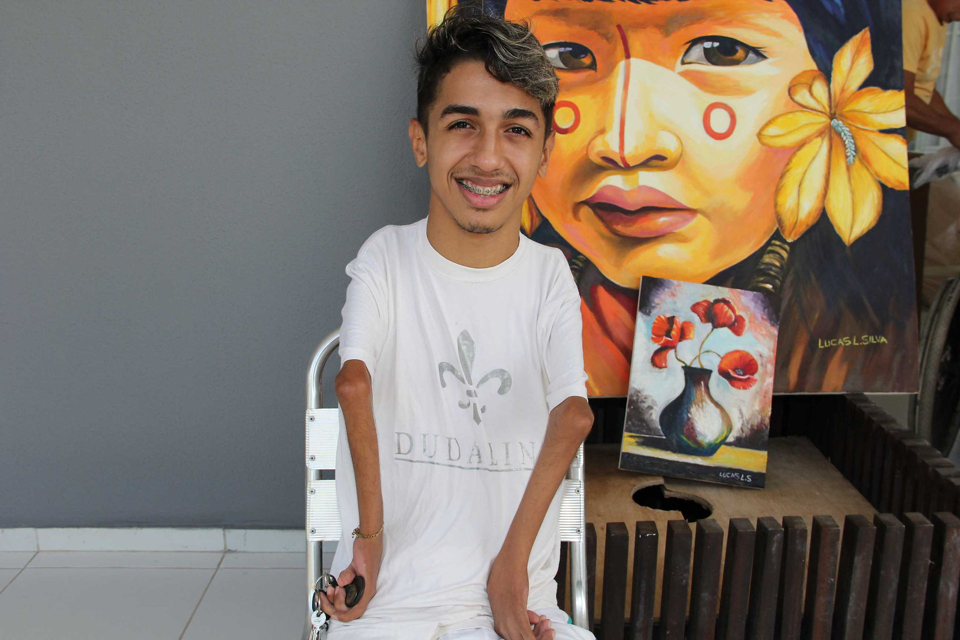 O pintor e músico Lucas Luciano Silva, um dos contemplados pela ação.