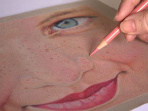mão segurando lápis de cor sobre desenho realista de rosto de menina - desenho por Ingrid Fornazari Art