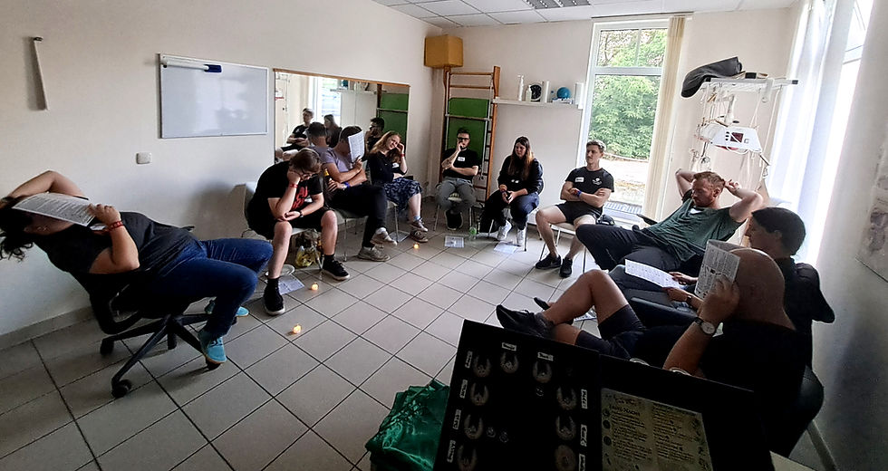 Gruppenbild im Stuhlkreis (Praxisraum) bei der YourBloodNight