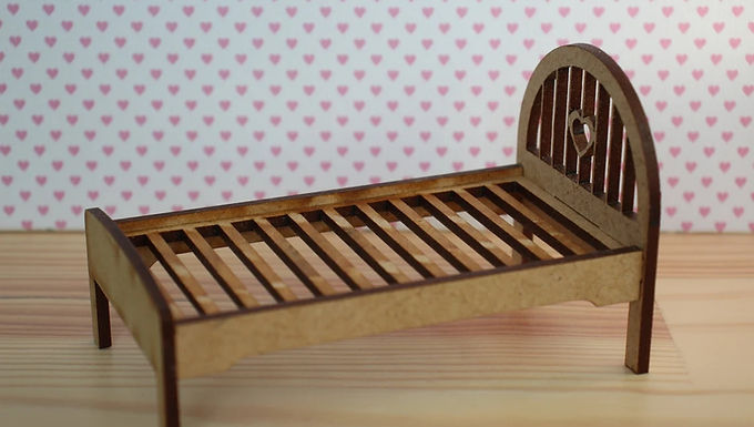 Cama en miniatura para casa de muñecas o roombox escala 1/16 con la ropa de cama - colchón