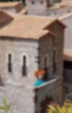 pequeña muñeca de tela en una casa en miniatura, un paraíso para soñar y jugar a la muñeca de trapo, petite poupée en tissu dans maison miniature, un paradis pour réver et jouer à la poupée de chiffon, kleine Stoffpuppe en einem Miniaturhaus