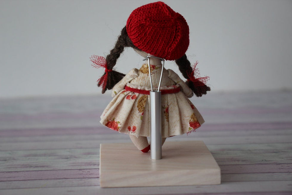 Miniatura: Soporte de madera para muñecas en miniatura escala 1/12