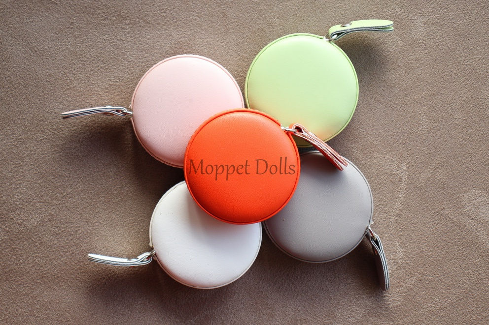 Cinta métrica redonda en elegante cuero. Cinta métrica retráctil para coser