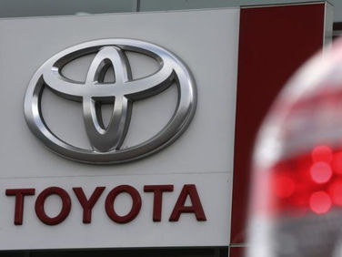 Toyota overtakes GM to lead US auto sales for 2021