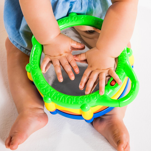 Three modes of play: numbers, colors and drumming.
