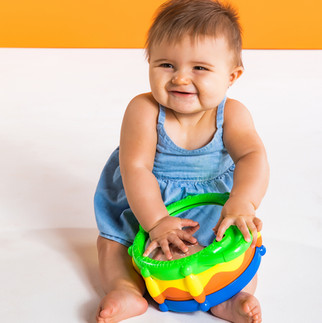Help your baby count along in number mode, and watch the lights change to correspond with colors in color mode.