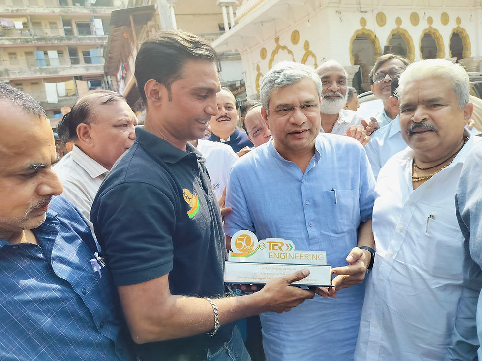 Railways Minister Ashwini Vaishnaw Meets TCR Engineering