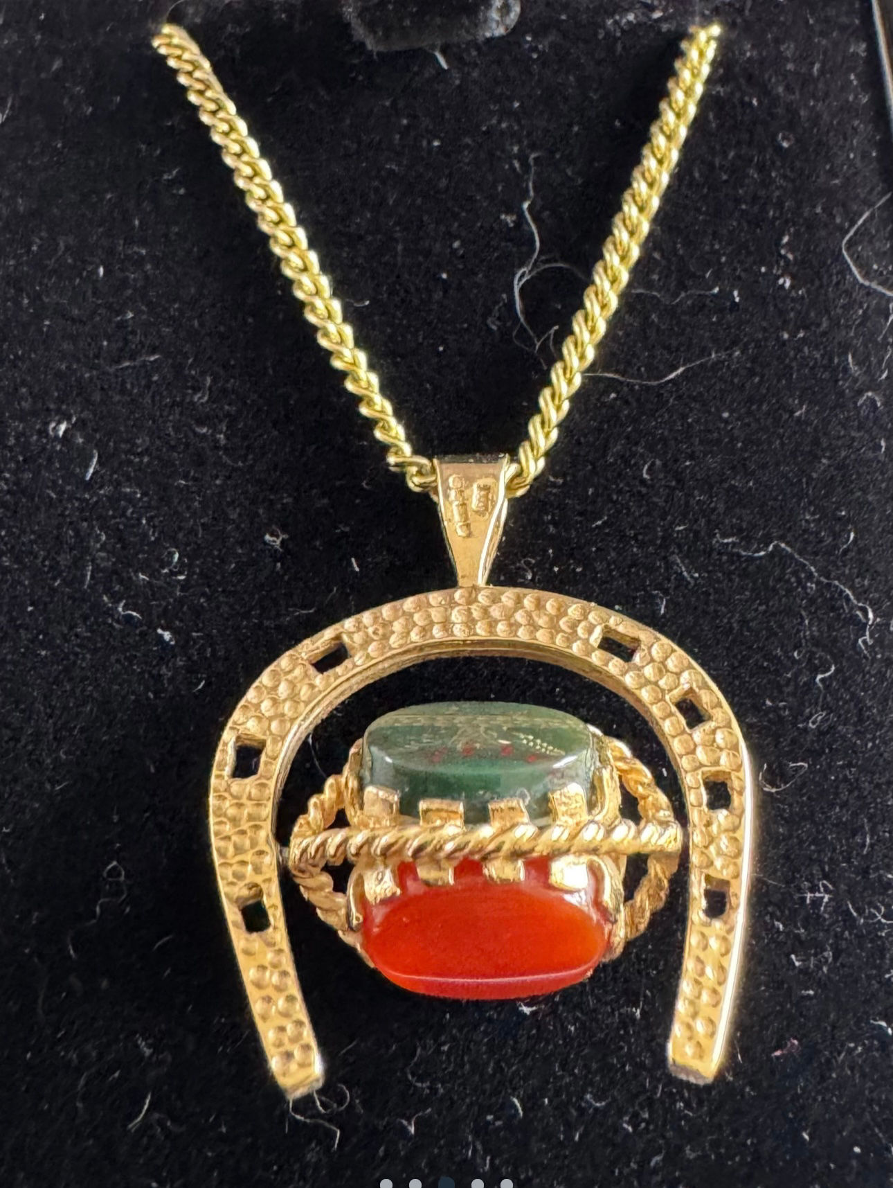 9CT YELLOW GOLD OPAL. JADE AND CHAMELEON HORSESHOE NECKLACE
