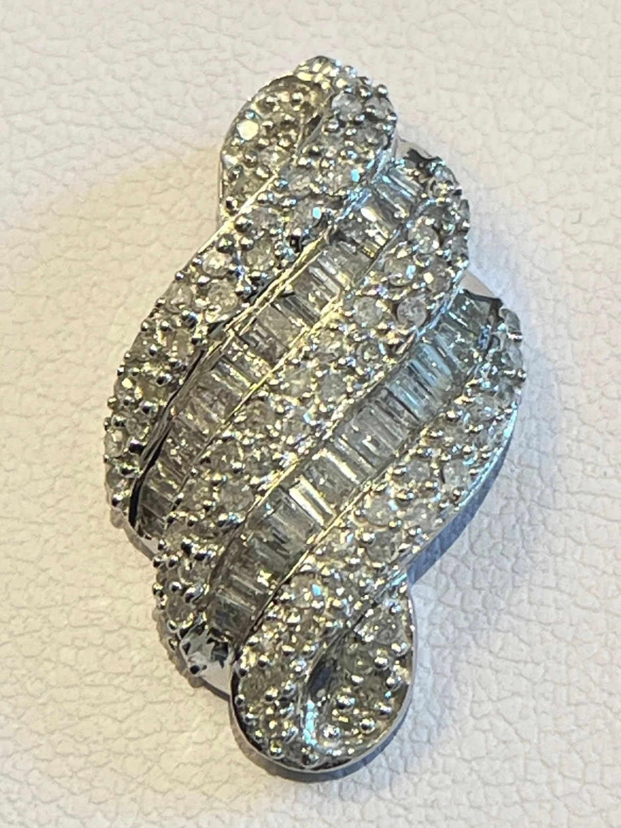 10CT WHITE GOLD 1.00CT BAGUETTE AND ROUND CUT DIAMOND PENDANT 