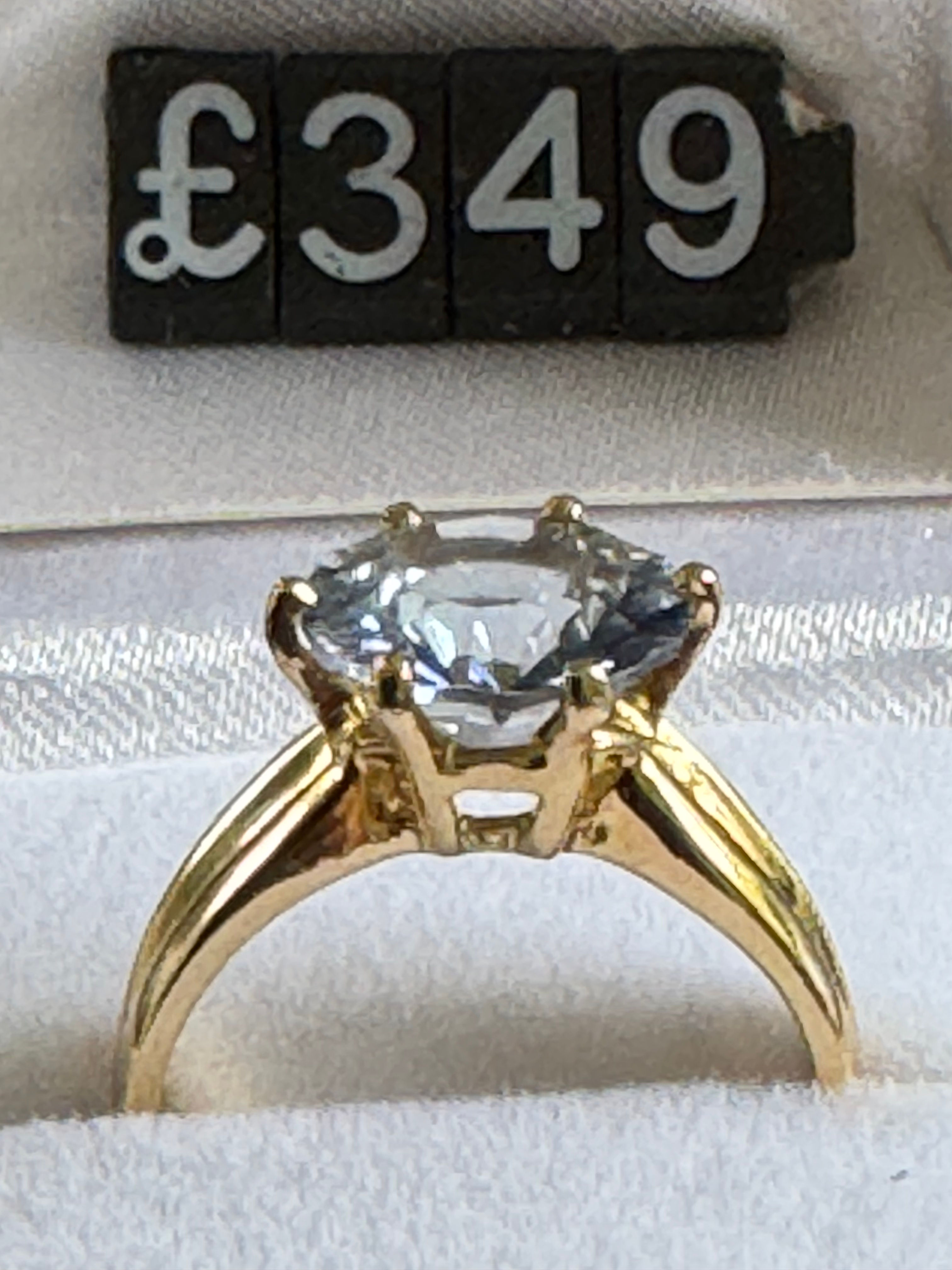 9CT YELLOW GOLD HEAVY BLUE LAVENDER SOLITAIRE RING 