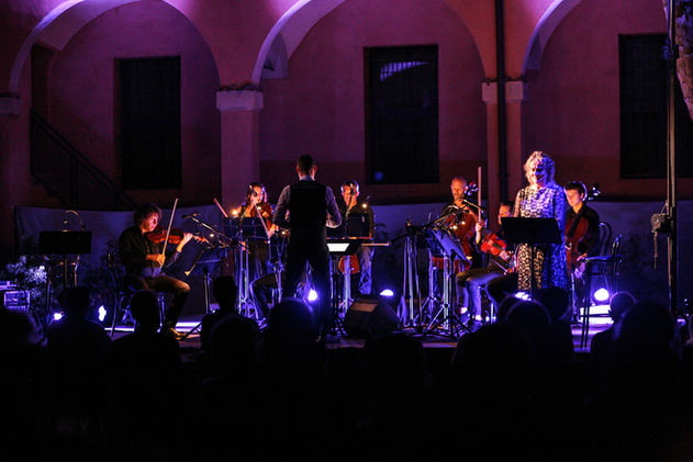 Allargo già le braccia, Cortile Teatro del Baraccano.jpg