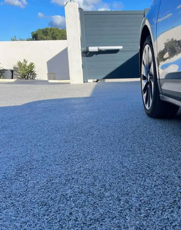 Allée de garage sol résine en moquette de pierre 974