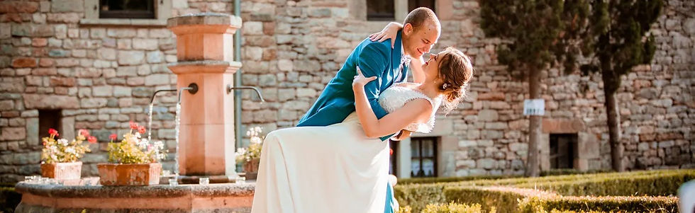 Couple qui s'embrasse devant le chateau