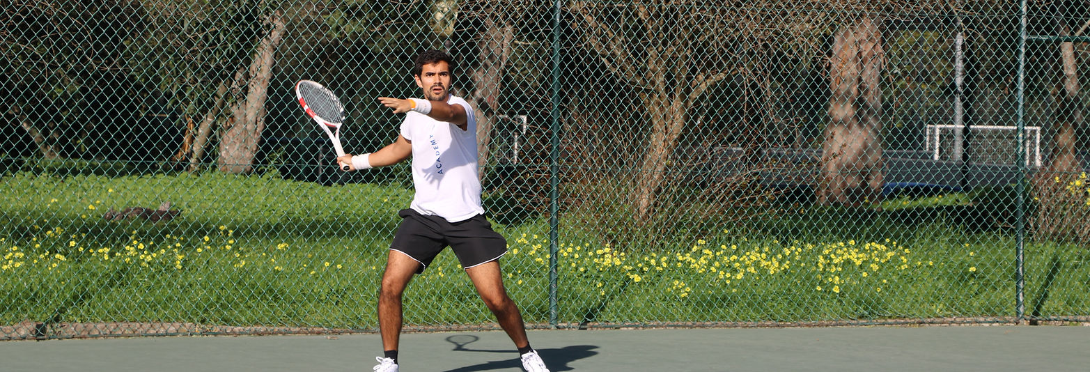 adulto a jogar ténis na Rackets Pro