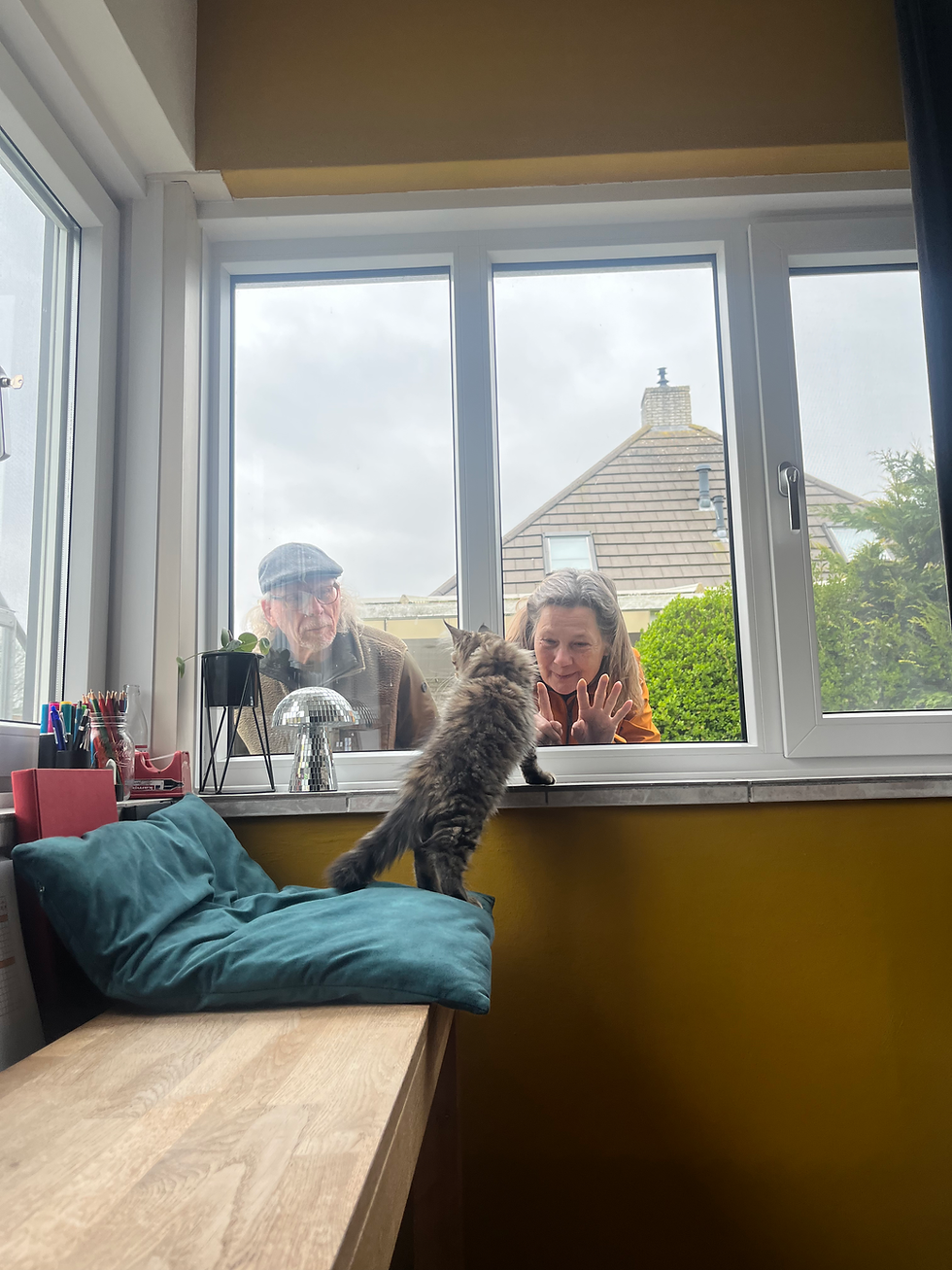 De eerste ontmoeting met opa en oma. Deze foto staat voor eeuwig in mijn geheugen gegrift <3 #huilon