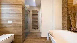 Modernes Badezimmer in Holzoptik