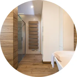 Modernes Badezimmer in Holzoptik