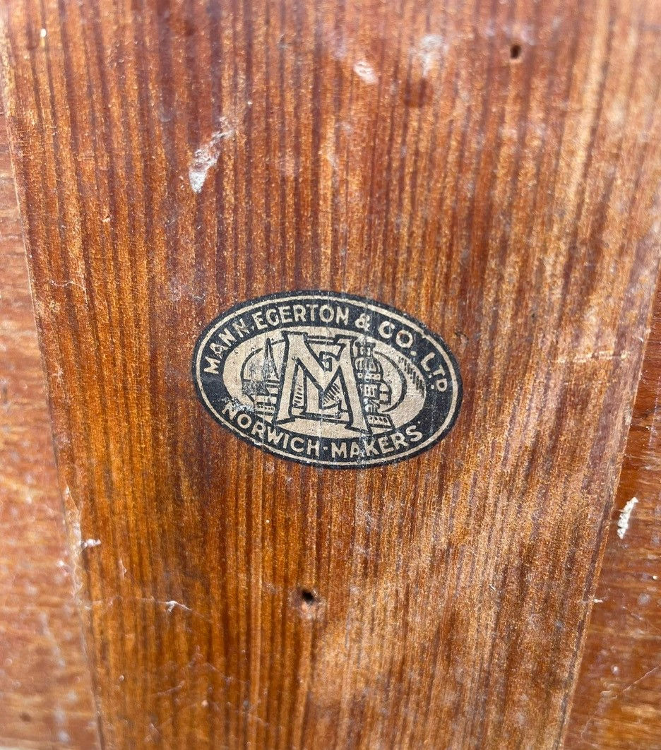 Thumbnail: Oak Science Table