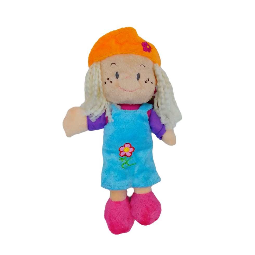 Muñeca con vestido y gorro con flor bordada.