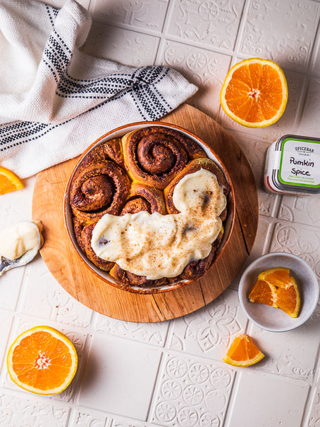 Kürbis-Zimtschnecken mit Orangen Frosting