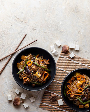 Asiastische Udon Nudeln mit Tofu und Shiitake Pilzen