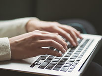 Tippen auf dem Laptop