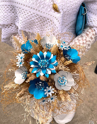 Un bouquet de mariée composé d'immortelles KRo+'s Hand Made de couleur bleue.