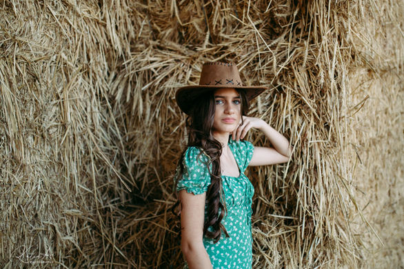 Девушка стоит на соломе