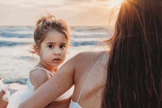 ילדה מסתכלת על מצלמה