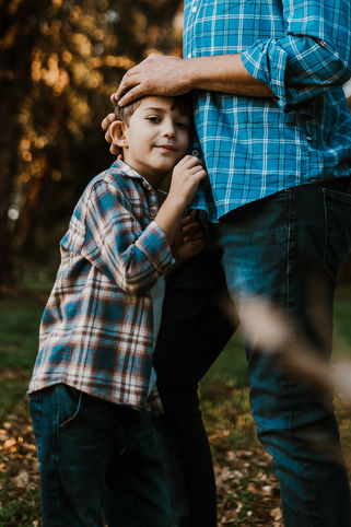 ילד מחבק את אבא שלו