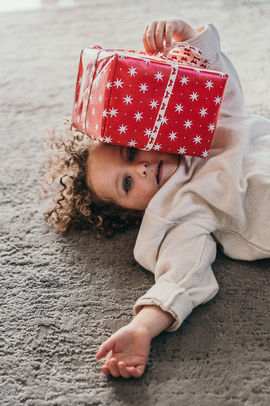 ילדה שוכבת עם המתנה