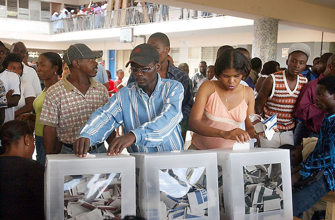 Haitians_voting_in_the_2006_elections.jp