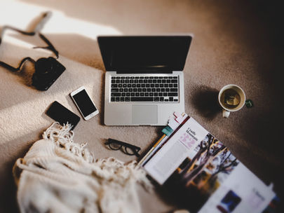 Espace de travail d'une photographe inspirée, entre outils créatifs et inspiration