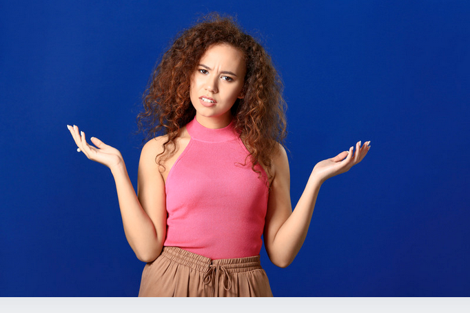 Une étudiante perplexe qui se pose des questions