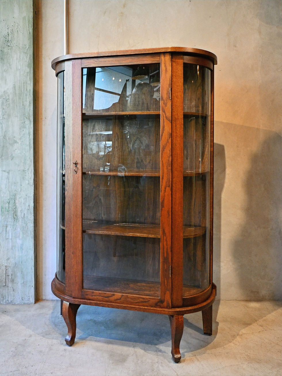 Bowfront curio cabinet/FW05-15
