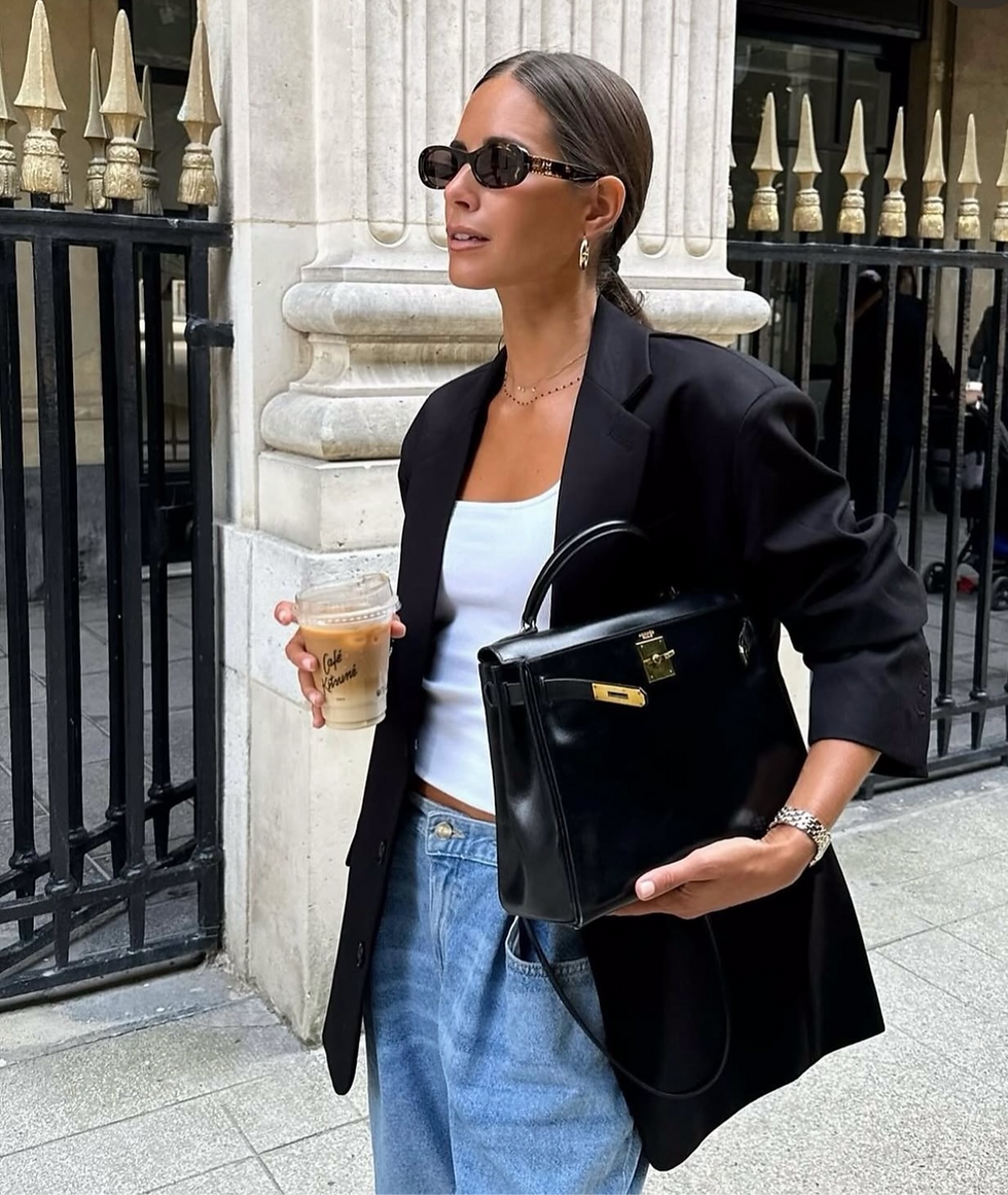 Jeans con tshirt blanca y blazer negro