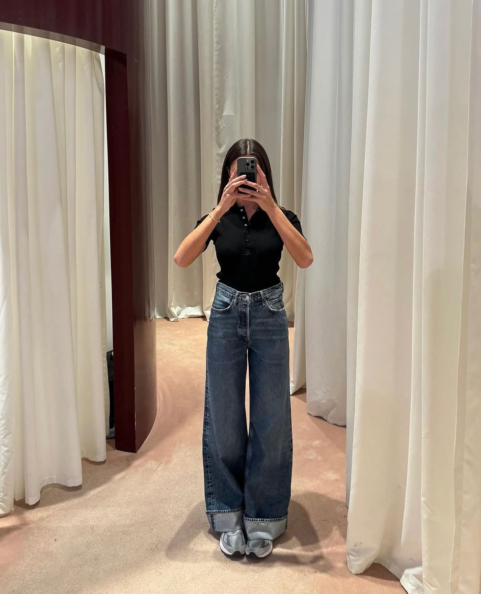Mirror selfie Jeans wide leg con top negro