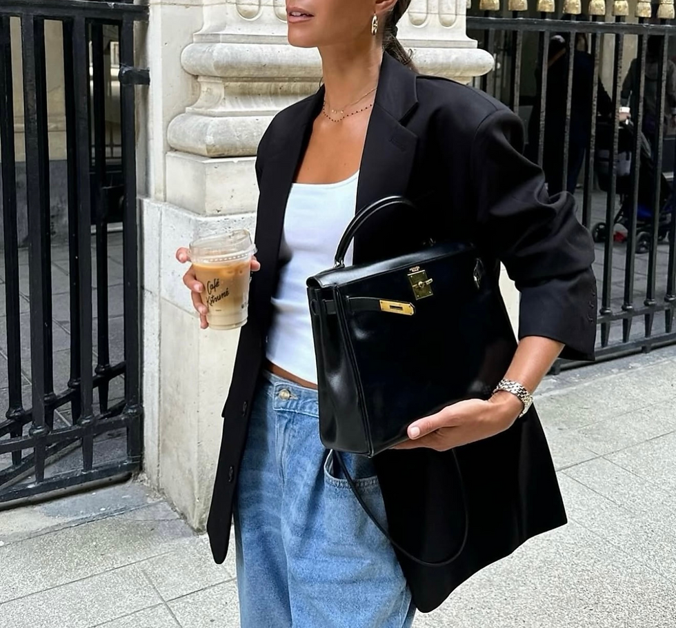 jeans con t-shirt blanca y blazer