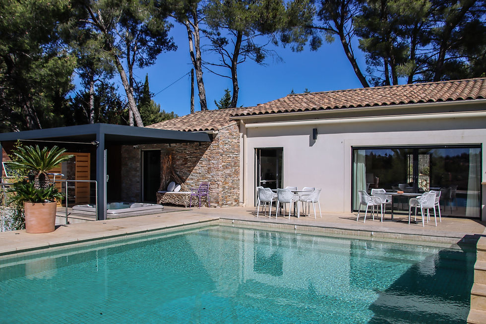 espace repas piscine villa des anémones