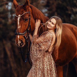 Frau mit Pferd und Glitzerkleid