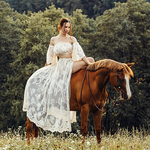 Frau mit Pferd und weißem Boho-Kleid