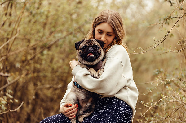 Frau mit Hund, Mops, Frühling, Wald