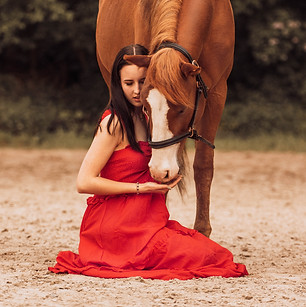 Frau mit Pferd und rotem Kleid
