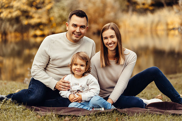 Familie mit kleinem Mädchen, Herbst, See, Picknick