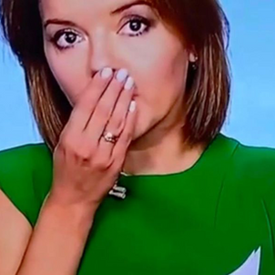Vidéo : une présentatrice de JT perd une dent en plein direct et continue l’air de rien 