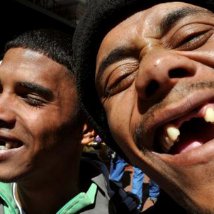 En Afrique du Sud, pour se sentir plus beau et séduisant, on se fait arracher les dents de devant